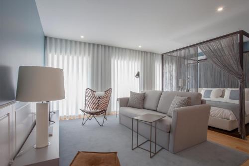 Downtown Luxury Studio with Balcony by Liiiving
