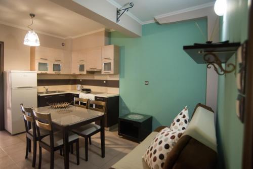 uma cozinha e sala de jantar com mesa e cadeiras em Maria's Rose Garden em Lefkada