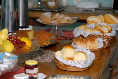 a bunch of baskets of bread and fruit on a counter at Pousada Mirante do Penedo in Penedo