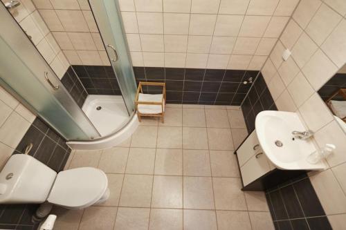 łazienka z toaletą, umywalką i wanną w obiekcie Apartamenty Międzymorzem w mieście Krynica Morska