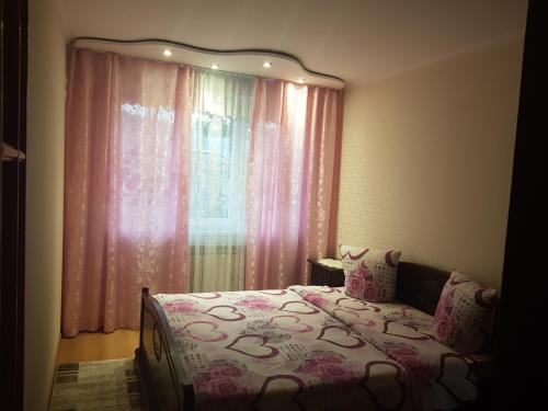 Ένα ή περισσότερα κρεβάτια σε δωμάτιο στο Diana Apartament