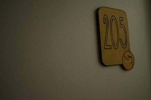 Gess Hotelに飾ってある許可証、賞状、看板またはその他の書類