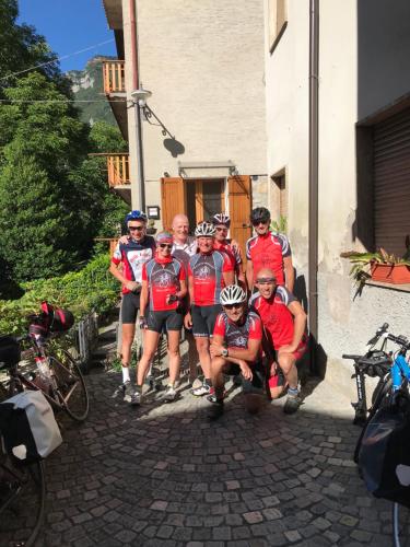a group of people are posing for a picture at Bed & Breakfast Casa Marinella in Lenna