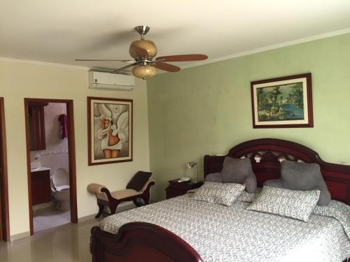 1 dormitorio con 1 cama y ventilador de techo en Stone Creek Barranquilla, en Barranquilla