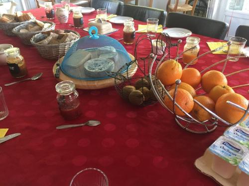 Makanan di atau berdekatan rumah tamu ini