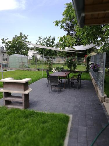 a patio with a table and chairs in a yard at Alice nahe EuropaPark Rulantica in Kappel-Grafenhausen