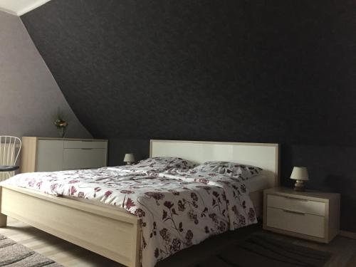 ein Schlafzimmer mit einem Bett mit einer weißen Tagesdecke in der Unterkunft Ferienwohnung Geli in Tönning
