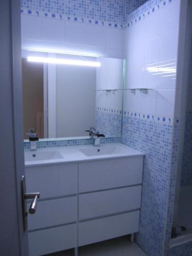 A bathroom at APPARTEMENT DUPLEX 71 m2 - 4 personnes