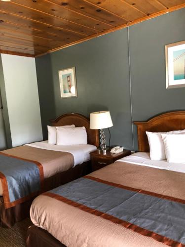 Postel nebo postele na pokoji v ubytování Budget Inn -Yreka