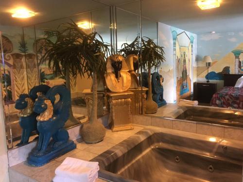 Deluxe Inn في غالاوي: حمام مع حوض مع مجموعة من المزهريات