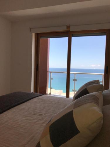 セジンブラにあるApartamento con vistas al Marのベッドルーム1室(ベッド1台付)が備わります。