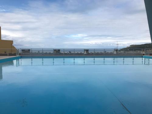 a large swimming pool with blue water at Apartamento con vistas al Mar in Sesimbra