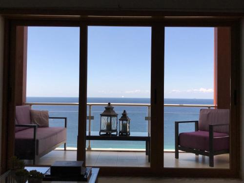 a living room with a view of the ocean at Apartamento con vistas al Mar in Sesimbra