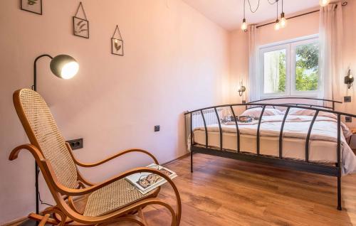 ein Schlafzimmer mit einem Bett, einem Stuhl und einem Fenster in der Unterkunft Istriamazing apartments in Pula