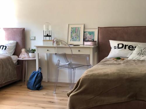 um quarto com uma secretária, uma cama e uma cadeira em Fantastic Luxury Apartments in Lerici em Lerici