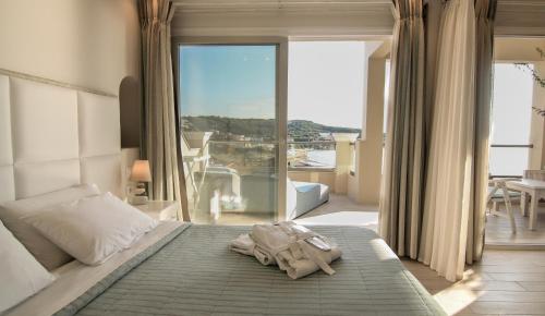 Foto dalla galleria di Paralia Luxury Suites ad Agios Stefanos