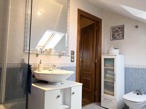 y baño con lavabo y aseo. en Apartamento Apega, en Ribadeo