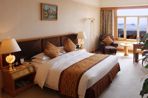 En eller flere senger på et rom på Qingdao Oceanwide Elite Hotel