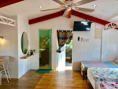 TV a/nebo společenská místnost v ubytování Balai Tinay Guesthouse