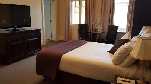 Säng eller sängar i ett rum på Largs Pier Hotel