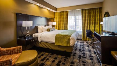 Ένα ή περισσότερα κρεβάτια σε δωμάτιο στο Best Western Plus University Inn