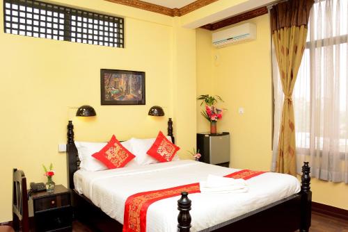 Tempat tidur dalam kamar di Dream Nepal Hotel and Apartment