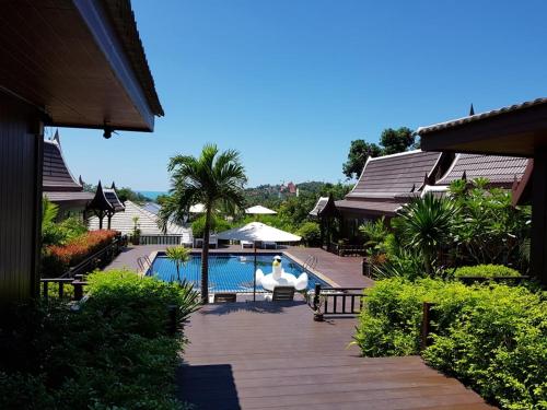 Der Swimmingpool an oder in der Nähe von Kaya Mani Thai Villa resort