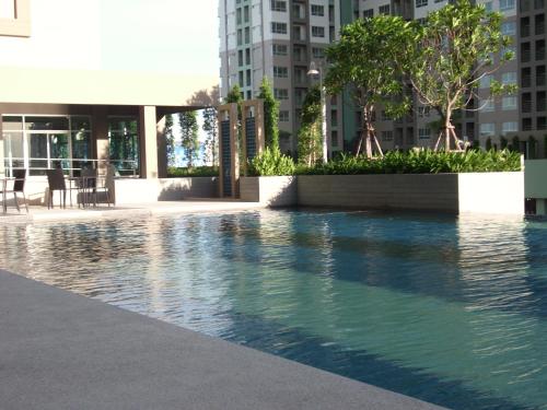 a swimming pool in the middle of a building at Bangkok view in Pinklao in Bangkok