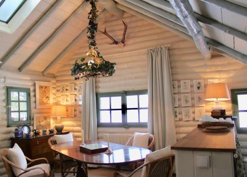 une salle à manger avec une table et des chaises dans l'établissement Le Cerf Volant, à Adainville
