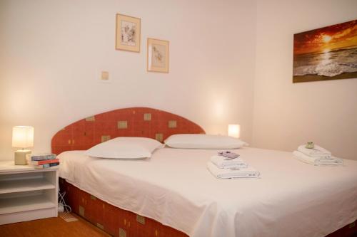 ein Schlafzimmer mit einem Bett mit zwei Handtüchern darauf in der Unterkunft Apartment Patricia in Rab
