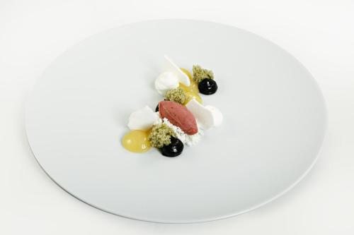 a plate of food in the shape of a face at Hotel Emporium - Adults Only in Castelló d'Empúries