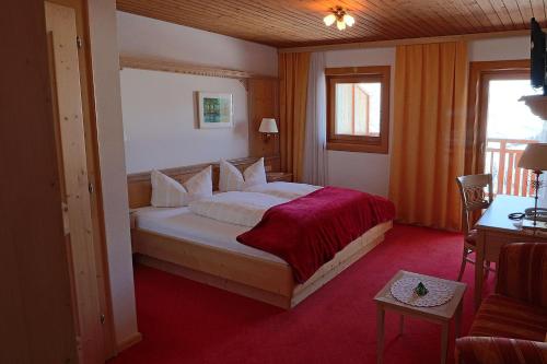 מיטה או מיטות בחדר ב-Hotel Schöne Aussicht