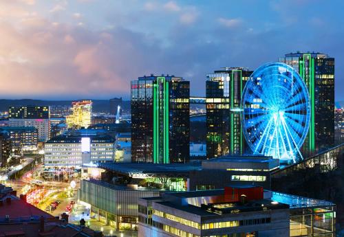 a city skyline at night with a ferris wheel at Child friendly Villa 4BR 10 min to Gothenburg City in Partille