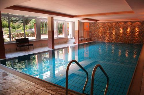 einen Pool mit einer Treppe, die in ein Gebäude führt in der Unterkunft Hotel Heide Kröpke in Essel