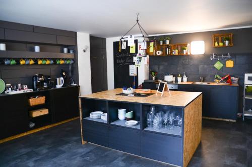 una cocina con encimera en el medio de una habitación en Die Schlummerkiste, en Kastellaun