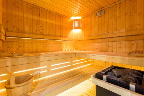 an empty sauna with a tub in the middle at Qubus Hotel Wrocław in Wrocław