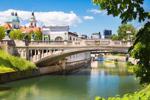 Vaizdas į šalia apartamentų tekančią upę