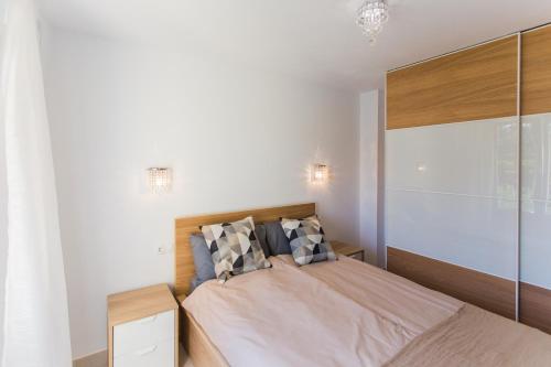ベナルマデナにあるApartment Andalucia 1のベッドルーム1室(大型ベッド1台、木製ヘッドボード付)