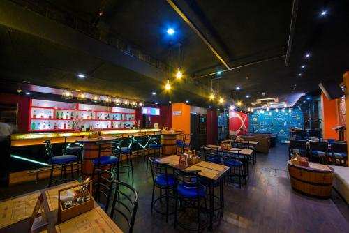 restauracja ze stołami i krzesłami oraz bar w obiekcie LYNQ-CICO w mieście Kolkata