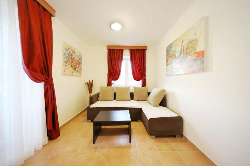 Giường trong phòng chung tại Apartmani "Jadran"