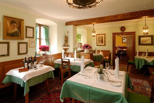 a restaurant with tables with green and white tablecloths at Gasthof Hohlwegwirt in Hallein