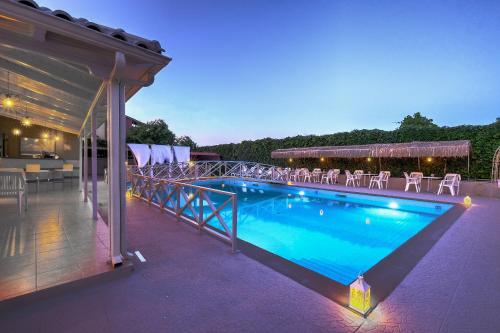 Gallery image of Hotel Taxiarhis in Loutra Killinis