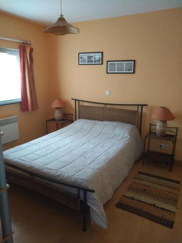 une chambre avec un grand lit et deux tables de nuit dans l'établissement Location vue mer WIFI, à Wimereux