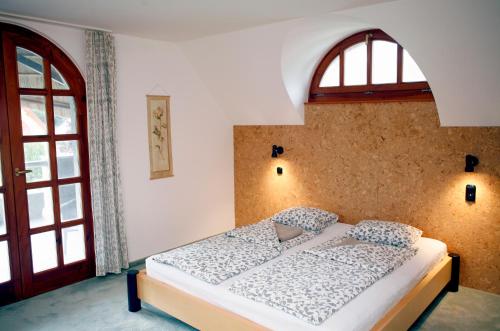 シグリゲットにあるThe Pearl of Balatonのベッドルーム(ベッド1台、窓付)