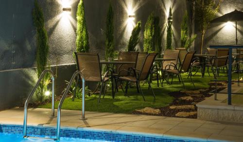 Bazén v ubytování Shams Alweibdeh Hotel Apartments nebo v jeho okolí