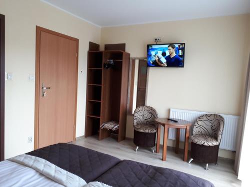 TV a/nebo společenská místnost v ubytování Dom Jastrzębia z basenem i jacuzzi