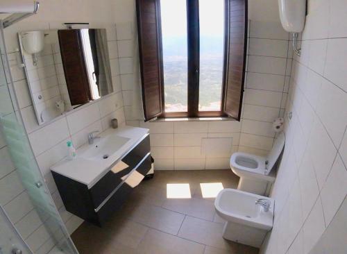Ένα μπάνιο στο Serraenna Bedrooms