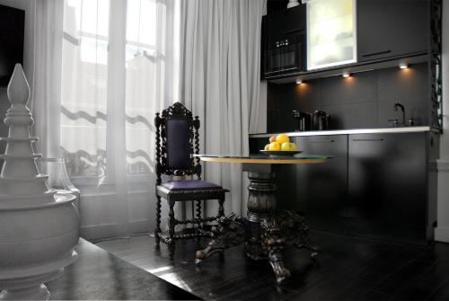 uma cozinha com uma mesa com uma taça de fruta em The Sleeping Lion em Paris