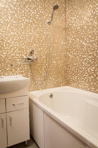 Ένα μπάνιο στο Scandinavian Poltava Apartments with 2 rooms, 3 beds 1 sofa
