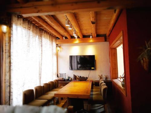Courtyard Shangri-la 藏舍小院にあるテレビまたはエンターテインメントセンター